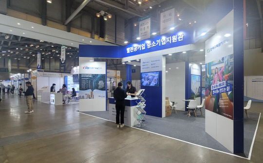 서부발전이 부산 벡스코에서 열리는 '2023 국제환경에너지산업전'(ENTECH 2023)에 마련한 발전공기업 중소기업지원관. <서부발전>